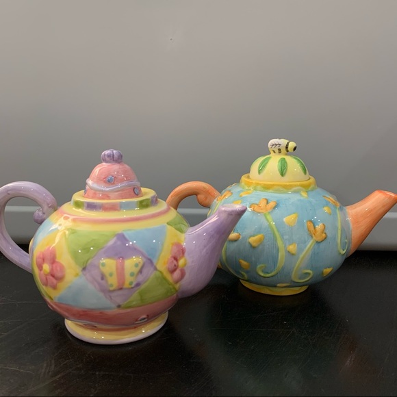 Oneida mini teapots set of two
